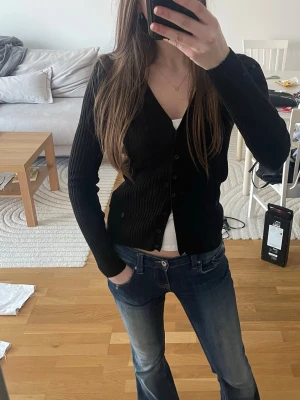 Basic kofta från hm - s - Snygg svart ribbad kofta från Hm i storlek S. Har använt några ggr, men är i mycket bra skick! 💕