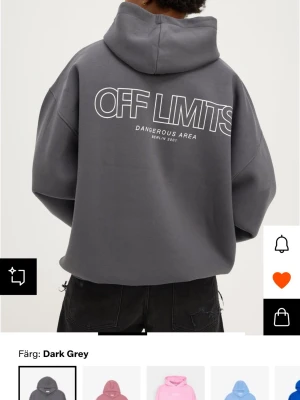 Mörkgrå hoodie OFF LIMITS - Mörkgrå oversized hoodie från Stradivarius med trycket 'OFF LIMITS' i vitt på både bröstet och ryggen. Hoodien har stor huva, känguruficka och ribbade muddar. Använd fåtal gånger 