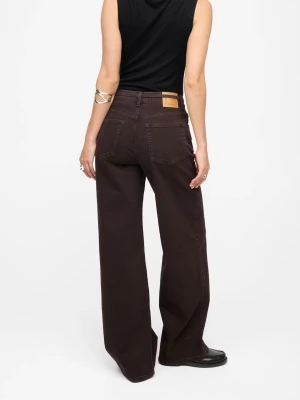Wide Jeans / Vida jeans - Endast testade och tvättade 1 gång. Storlek 27-32. Byxorna är mid waist med knapp och dragkedja framtill, samt bälteshällor och snörning (avtagbart). De har sidfickor och två passpoalfickor bak. Avslappnad passform/Wide fit.                                                                               Material: 79% Bomull, 20% Återvunnen bomull, 1% Elastan.  
