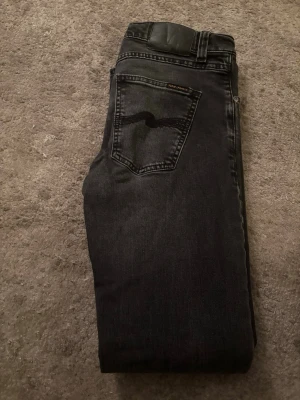 Nudie Jeans - Tvärsnygga Nudie jeans i modellen grim trim 👖🔥 Riktigt bra kvalitet och i superbra skick!  Nypris ca 1800 kr 💰 Mitt pris: 399 kr 💸  Hör av dig vid minsta fråga – svarar snabbt! 🙌