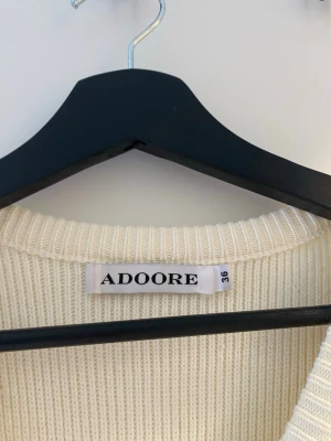 Vit stickad klänning från Adoore - Supersnygg vit stickad klänning från Adoore i storlek 36 använd endast 2 gånger🤌🏼😍