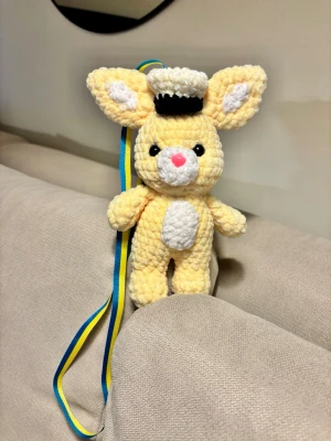 Kanin studenthänge  - Virkad av mig! Perfekt till studenten som present eller till sig själv 🎁 Föreståller Kanin från Nalle Puh 🍯 