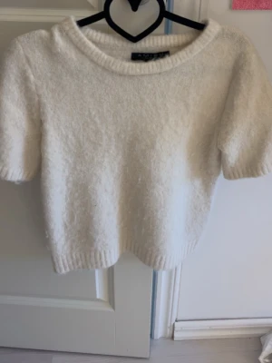 Vit stickad tröja från new yorker -  vit kortärmad stickad tröja från New Yorker Fint skick lite nopprig