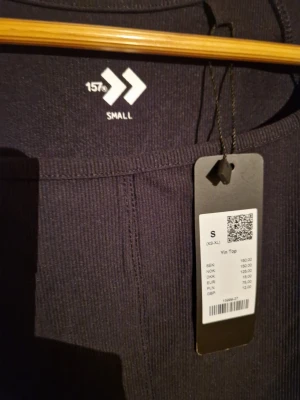 Svart långärmad träningstopp från 157 - Svart långärmad träningstopp från Lager med croppad passform och rundad halsringning. Materialet är ribbad bomull som ger en skön och flexibel känsla💞