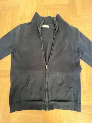 Blå ziptröja från mango  - En snygg blå ziptröja från mango i storlek 164. Skriv vid frågor eller funderingar. Priset är ej hugget i sten 