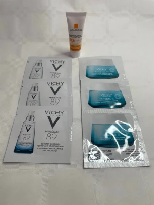 Vichy och La Roche-Posay testkit - Testkit med tre Vichy Mineral 89 boosters i silvriga och blåa engångsförpackningar samt en liten tub La Roche-Posay Anthelios solkräm SPF 50. Perfekt för dig som vill prova återfuktande serum och solskydd. Smidiga förpackningar att ta med på resan.