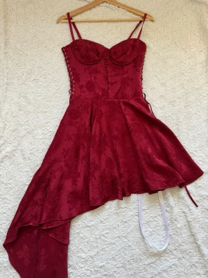 Vinröd  klänning House of CB - Helt oanvänd. Köpt i London 2025