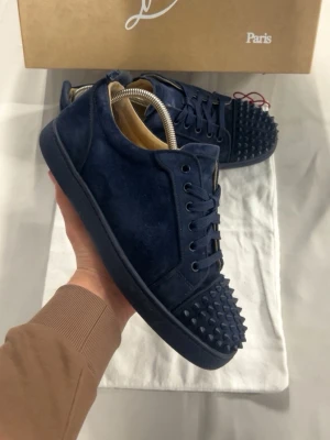 Louboutin skor - Säljer ett par marinblåa loubs i fint skick. Storlek: 42 Skick: 9,2/10 Färg: Marinblå 📦 Ingår: Allt OG-Box,dustbag 💰 Pris: 3999 kr Alla spikar finns kvar Snabb affär prioriteras – seriösa bud välkomna. Skriv gärna för fler bilder eller frågor.