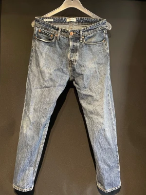 Jack and Jones relaxed fit - Klassiska blå jeans med rak passform och hög midja. Jeansen har fem fickor, knappgylf och är tillverkade i slitstark denim. Perfekta för en avslappnad och tidlös stil. Behövs mer bilder osv är de bara att höra av sig. Pris går att diskutera!