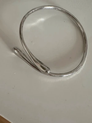 Silvrigt armband - Säljer detta armband för 130 kronor. (det är lite större i storleken) 🌸