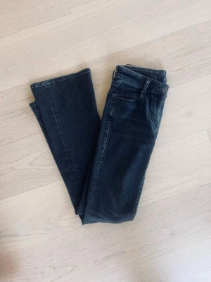 Snygga svarta bootcut jeans från Diesel - Säljer supersnygga svarta jeans med bootcut modell som passar mig med stl 34 till 36💞💞🫶🏼