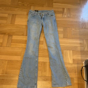 Ljusblå lågmidjade bootcut jeans från Lee - Säljer ett par ljusblå lågmidjade jeans från Lee med klassisk bootcut-passform och låg midja. Säljer då de är lite för stora för mig o kommer ej till användning. (Lånade bilder)