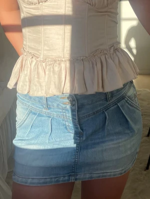 Blå jeanskjol🩵 - Trendig blå jeanskjol i kort modell med markerade sömmar och snygga fickdetaljer framtill. Kjolen har en klassisk denimlook och stängs med knapp och dragkedja. Perfekt att matcha med en söt topp för en cool vardagsstil.