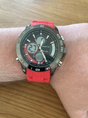 Martyn Line Chrono Spec. Edt. 47mm - Säljer en kvalitetsdykare från brittiska Martyn Line i absolut nyskick. Ser oanvänd ut. Fungerar utmärkt, originalarmband i slittåligt gummi som passar alla, dagvisare, vattentät, självlysande visare, japanskt urverk, special edition, digitalklocka, två tidszoner, tidtagarur, kronograf osv. Behöver bara nytt batteri för vanliga urverket.   Nypris: 2700 SEK Begagnat pris: < 1200 SEK Mitt pris: 789 SEK  Skickas alltid snabbt och spårbart. Hör av dig vid frågor och se gärna mina andra annonser!