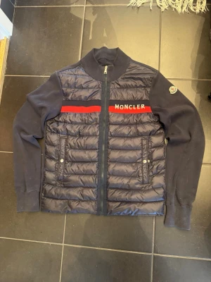 Moncler cardigan  - Säljer en moncler cardigan 164cm. Man kan skanna qr koden i jackan, perfekt till sommaren