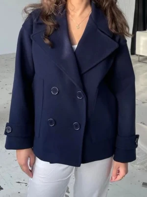 Kappa - Marinblå kappa från Design by Si som köptes för 840kr via hemsidan. Den är perfekt nu för våren och hösten ~ pris sänks då den är lite nopprig annars ingen fel🤍