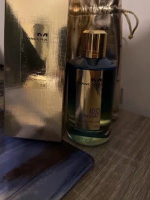Mancera Aoud Lemon Mint 120ml - Lyxig Eau de Parfum från Mancera, Aoud Lemon Mint. Flaskan rymmer 120 ml och levereras med exklusiv förpackning och påse. Perfekt för dig som vill sticka ut med en unik doft. Använd men inte så mycket ca 80% kvar