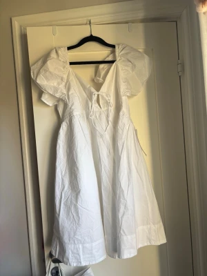 Vit kort klänning med puffärmar - Superfin klänning till studenten/sommaren från bubbleroom. Helt oanvänd(prislappen sitter kvar) Sälj pågrund av att den inte passade! Storlek XS