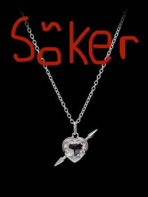 Söker Maria Nilsdotter halsband  - Söker silver halsband med ett hjärthänge i kristall-look, genomborrat av en pil. Kedjan är tunn och stilren. Kedjans längd 45