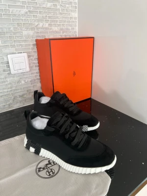 H skor - Hej säljer mina supersnygga svarta h skor, skorna är helt oanvända och mycket fräscha, skorna passar till alla former av evenemang och festligheter. Fraktas samma dag!