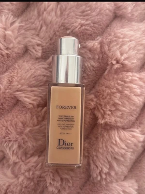 Dior Forever Foundation beige - Dior Forever Foundation i en snygg beige nyans. Kommer i en stilren, fyrkantig glasflaska med silvrig pump. Ger hög täckning och har SPF 20. Perfekt för dig som vill ha en jämn och naturlig bas. Glow 20 ml