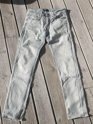 Jack &jones jeans - Säljer ett par ljusgrå jeans från Jack & Jones i storlek W29 L30. De är i mycket bra sick och de har inga defekter. Det är bara att höra av sig vid minsta fundering🙌