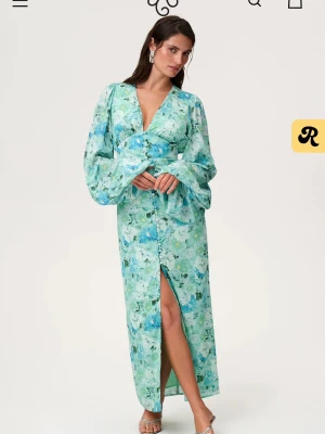 Adoore klänning - mint green - Jätte fin klänning verkligen och fin passform. Jag säljer den på org pris då färgen inte passade mig. Alla taggar är kvar och jag har endast ba testat den på så den är helt ny. Har alltså ingen bild på mig i den 