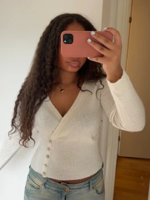 Stickad tröja med knappar - Säljer denna superfina stickade tröjan med knappdetaljer från Gina💓