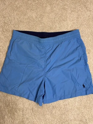 Blå Ralph Lauren badbyxor - Stl S - Riktigt feta badbyxor från Ralph Lauren i färgen blå | Mycket bra skick: 9/10, minifläck, syns knappt | Stl S | Hör av dig vid frågor // Galgen 🫡