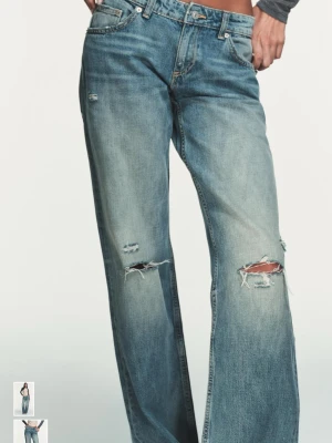 Blåa slitna wide/low waist  jeans - Säljer ett par blåa wide leg jeans med slitningar och hål på benen. Jeansen har klassisk femficksdesign och hög midja. Perfekt för dig som gillar en avslappnad och trendig look. Materialet är denim och färgen är ljusblå med vintage tvätt. Endast testade och helt slutsålda❤️