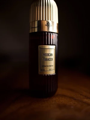 Mexican Tobacco Extrait de Parfum 20ml - Mexican Tobacco Extrait de Parfum från Ibraheem Al Qurashi ( IBRAQ ) kommer i en elegant, räfflad flaska i mörkbrunt glas med guldfärgat lock och etikett. Doften har en lyxig och unik design som sticker ut på parfymhyllan. 20ml. Kartongen kommer inte med men den är helt oanvänt 