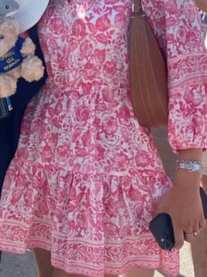  Ny Rosa blommig kortklänning med volang från Zara  - Säljer en superfin kortklänning från By Malina med rosa och vita blommor. Klänningen har trekvartsärmar, v-ringning och volangdetaljer i kjolen. Perfekt för sommarens alla tillfällen, tillverkad i lätt bomull som känns luftig och skön.