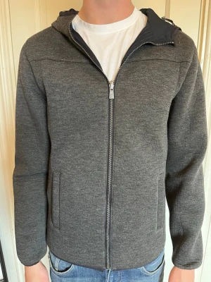Woolrich liknande vändbar jacka  - Vändbar jacka i profil liknande woolrich jackor. Mycket fint skick. Grå och marinblå. 