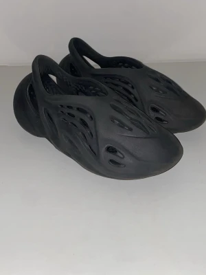 Svarta foam tofflor med futuristisk design - Tyvärr så kommer inte box med 