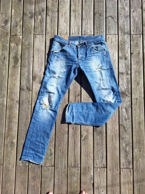 Dondup jeans - •Dondup jeans• Hyfsat fint skick• Snygga slitningar• Brättre pris vid snabb affär• W32 sitter som 30• L32 ungefär•Raka•