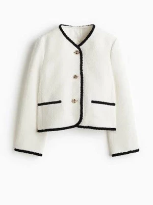 Vit kavaj med svarta detaljer - Super snygg och elegant jacka från H&M, har ingen bild med den på eftersom jag aldrig använt för va verkligen inte min stil. Den är i storlek M men passar S och även XS skriv om ni har några frågor 