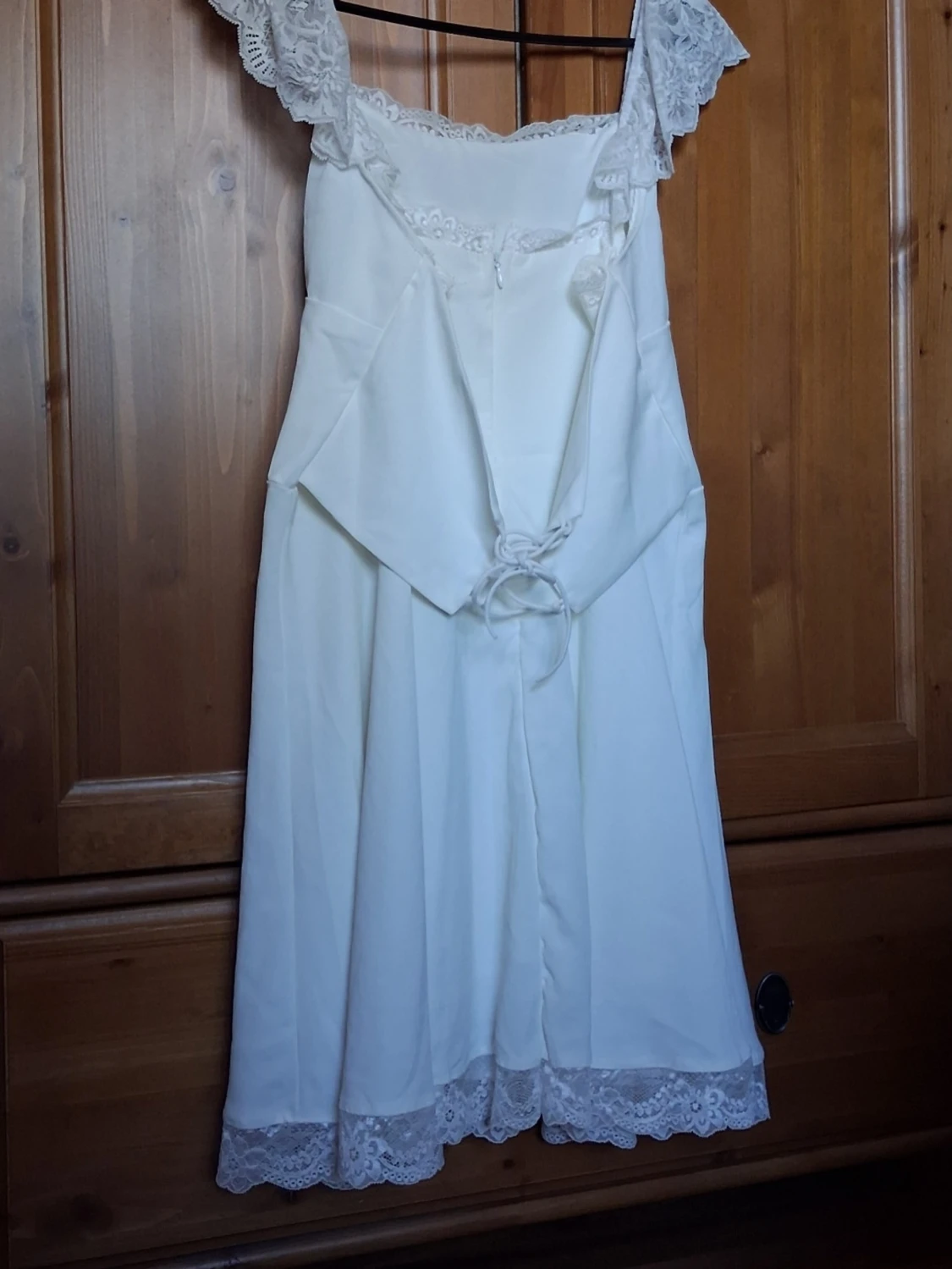 Vit klänning med spetsdetaljer - 3