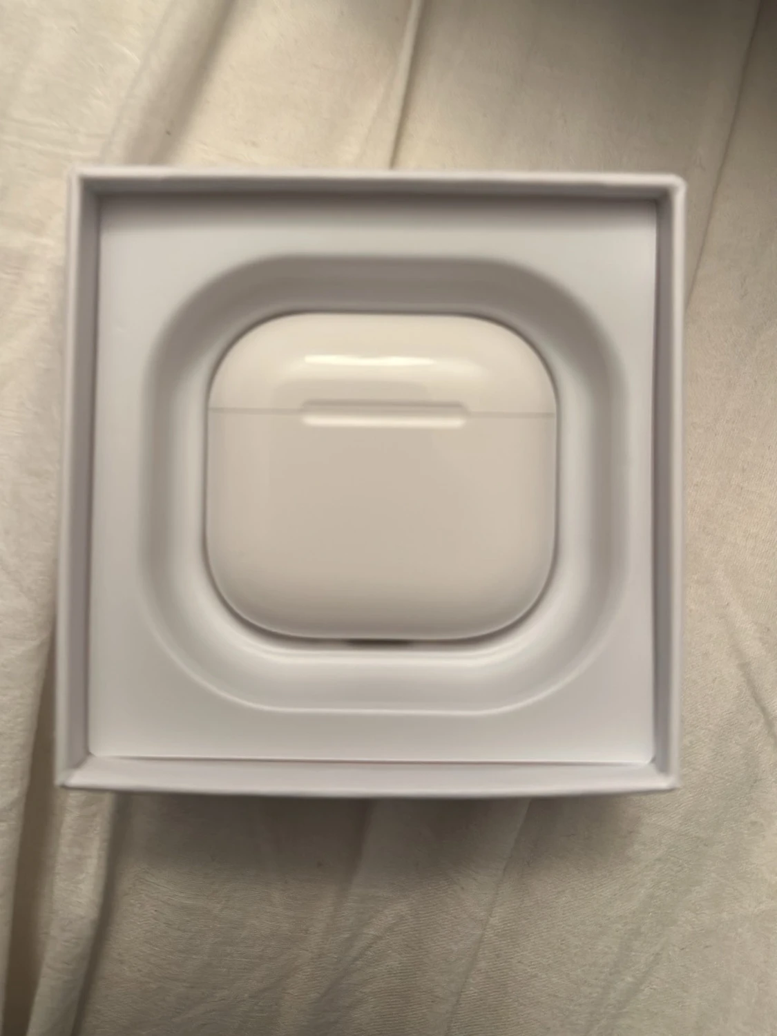 Vita trådlösa hörlurar Apple AirPods 4 