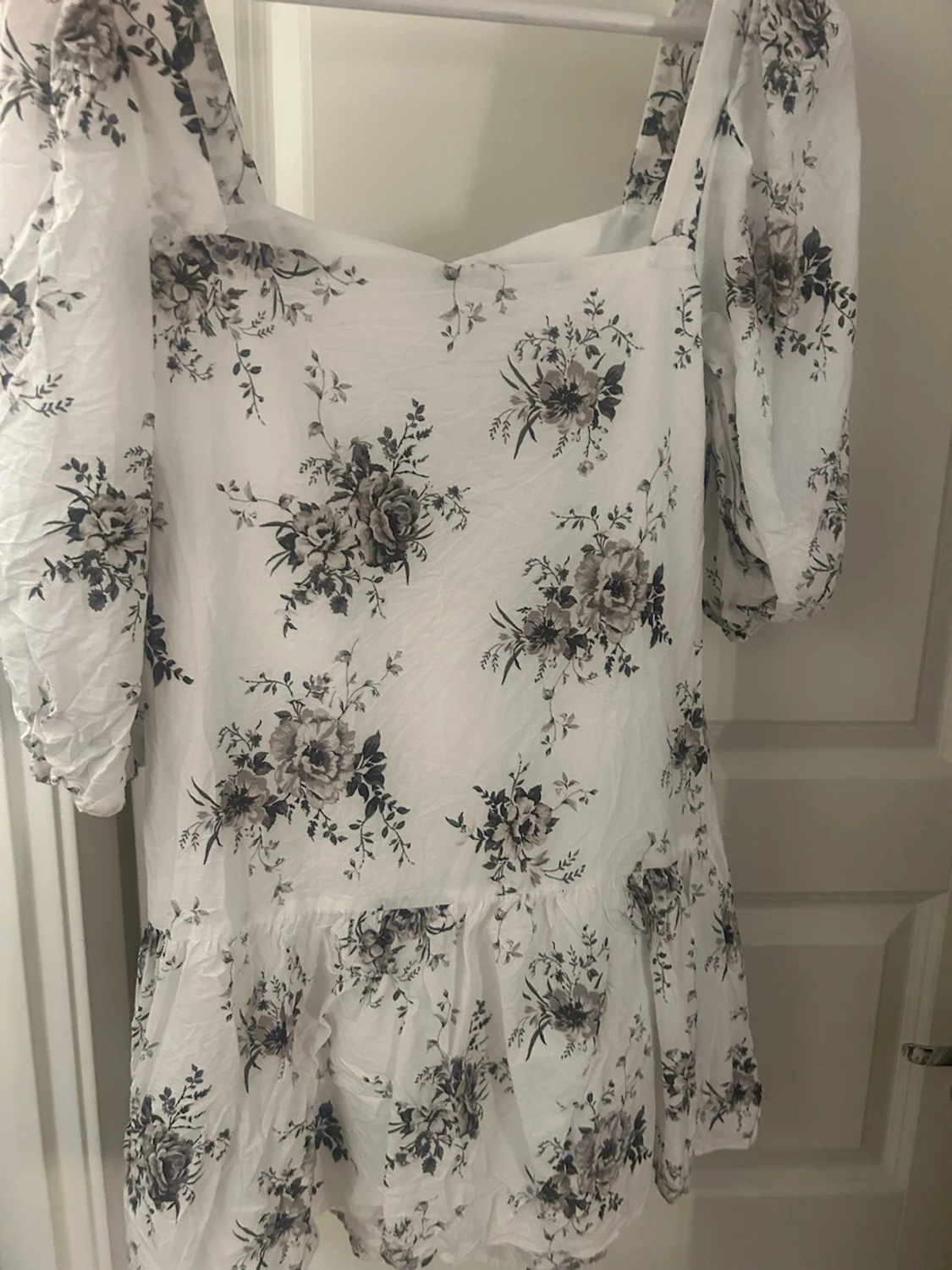 Vit blommig kortklänning med puffärm - 1