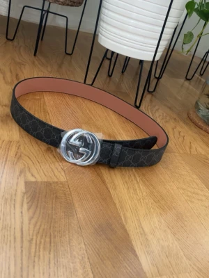 Bälte  - Det perfekta bältet att bära till vardagen samt till viktiga tillfällen! Imponerar på alla och väldigt snygga till alla outfits!