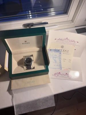 Datejust silver - Jätte fin snygg klocka passar dig som vill stick ut! Klockan är 36MM med extra länkar följer med, skriv vid frågor och funderingar OBS!!! AA cop