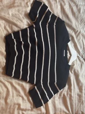 Randig fin tröja med puffiga armar - En randig tröja med lite puffiga armar inuti. Tröjan är lite kortare men inte jätte. Har endast använts 2-3 gånger💕 men tvättas såklart innan jag skickar iväg den. Frakt ingår, 35kr💕