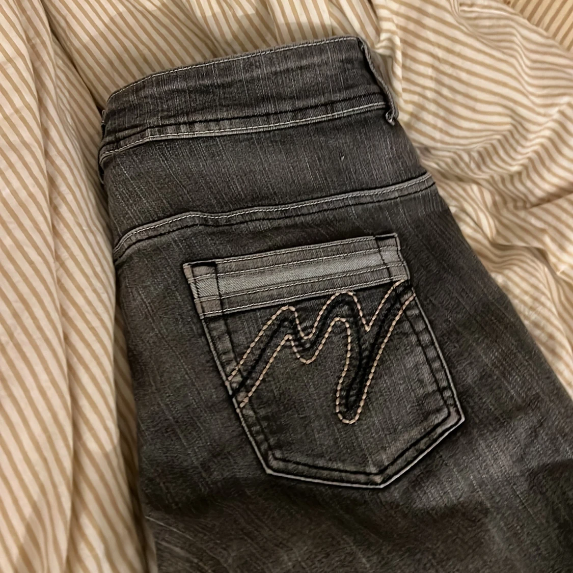 Grå bootcut jeans med slitningar - 2