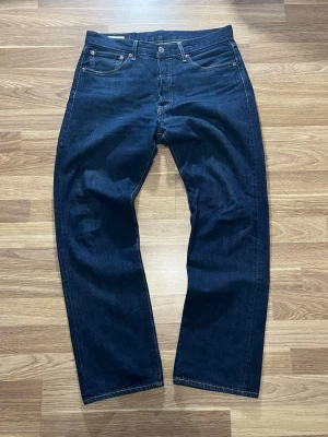 Levis jeans 32-30 - Mått: Benöppning 20,5cm, Midjemått 85cm, Innerbenslängd 73cm.