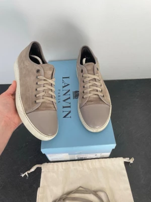 Grå lanvins - Tja, säljer dessa grå lanvins i storlek 43 | otroligt fint skick knappt använda | allt OG medföljer | skorna kan uppfattas beiga på bilderna men är gråa! | priset är inte hugget i sten och hör av dig vid minsta lilla//a_garderoben✨