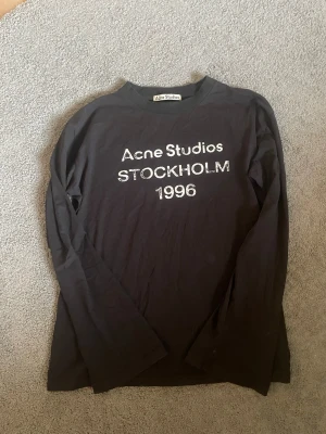 Acne studio longsleeve  - Acne studio longsleeve i färgen svart, riktigt fet plagg nu och passar till de mesta men väldigt unik, lite sltiningar som den alltid har så hör av er vid funderingar !!!!