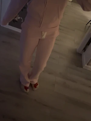 gina mjukissett i stl xxs=tröja, xs=byxor - Jättefint sett från Gina Tricot! Väldigt bra skick! pris kan diskuteras jag är ca 160 och passar bra!