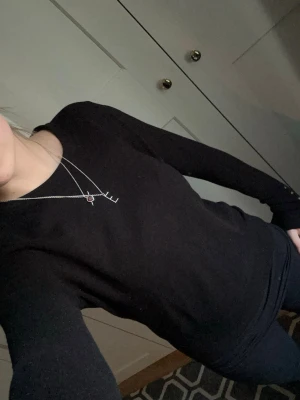 Svart tröja - Snygg svart tröja med guld detaljer från Zara. Hör av dig vid frågor, priset går att diskutera!🫶🫶