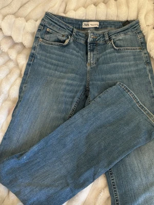 Jeans  - Zara mid waist jeans (bootcut) som är helst slutsålda. Använt 2 gånger och är som ny. Skriv för fler frågor💗