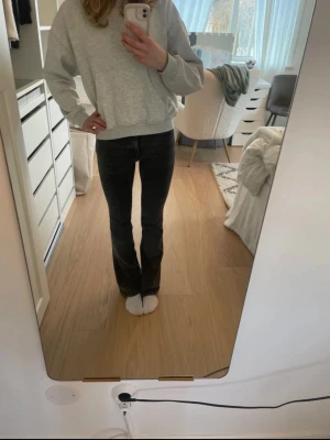 gråa bootcut jeans - Säljer ett par jättefina gråa bootcut jeans ifrån Gina tricot, storlek 34